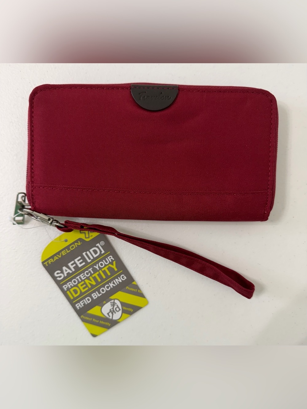 Travelon SAFE ID RFID Blocking Zippered Wallet Wristlet Burgundy NIB New
